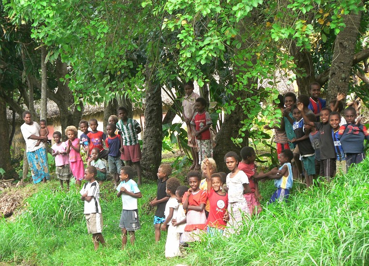41- Les enfants de l'ecole se regalent du spectacle du 4x4 embourbe.JPG